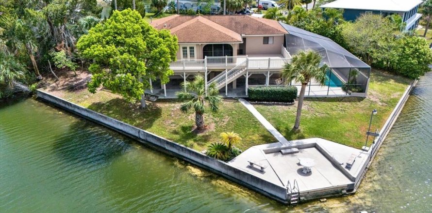 House in Hernando Beach, Florida 3 bedrooms, 162.39 sq.m. № 1618064