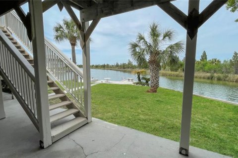 House in Hernando Beach, Florida 3 bedrooms, 162.39 sq.m. № 1618064 - photo 24