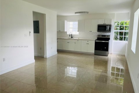 Casa en alquiler en Miami Beach, Florida, 1 dormitorio, 271.83 m2 № 1933924 - foto 2