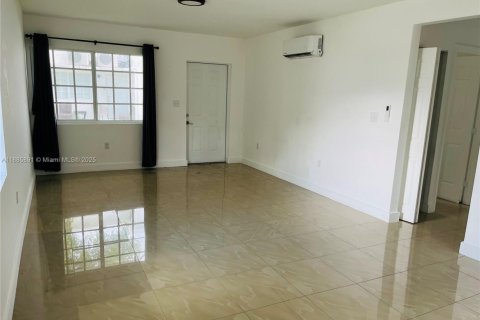 Casa en alquiler en Miami Beach, Florida, 1 dormitorio, 271.83 m2 № 1933924 - foto 13
