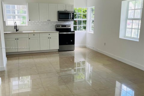 Casa en alquiler en Miami Beach, Florida, 1 dormitorio, 271.83 m2 № 1933924 - foto 1
