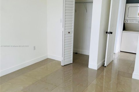 Casa en alquiler en Miami Beach, Florida, 1 dormitorio, 271.83 m2 № 1933924 - foto 10