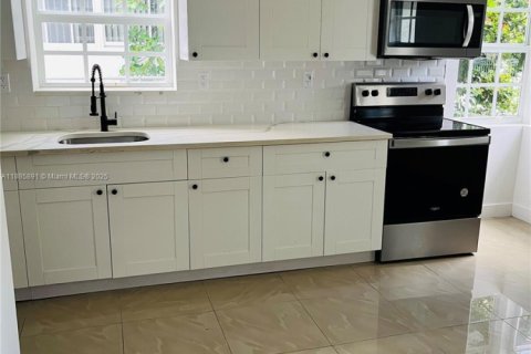 Casa en alquiler en Miami Beach, Florida, 1 dormitorio, 271.83 m2 № 1933924 - foto 6