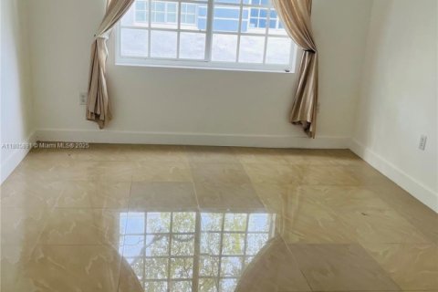 Casa en alquiler en Miami Beach, Florida, 1 dormitorio, 271.83 m2 № 1933924 - foto 9