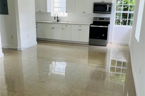 Casa en alquiler en Miami Beach, Florida, 1 dormitorio, 271.83 m2 № 1933924 - foto 12