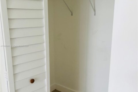 Casa en alquiler en Miami Beach, Florida, 1 dormitorio, 271.83 m2 № 1933924 - foto 11