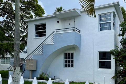Casa en alquiler en Miami Beach, Florida, 1 dormitorio, 271.83 m2 № 1933924 - foto 3