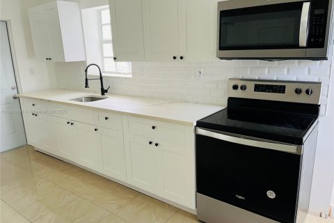 Casa en alquiler en Miami Beach, Florida, 1 dormitorio, 271.83 m2 № 1933924 - foto 5