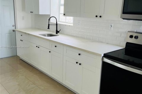 Casa en alquiler en Miami Beach, Florida, 1 dormitorio, 271.83 m2 № 1933924 - foto 4