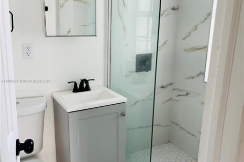 Casa en alquiler en Miami Beach, Florida, 1 dormitorio, 271.83 m2 № 1933924 - foto 7