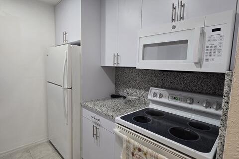 House in Lake Worth, Florida 3 bedrooms, 110.09 sq.m. № 2428182 - photo 8
