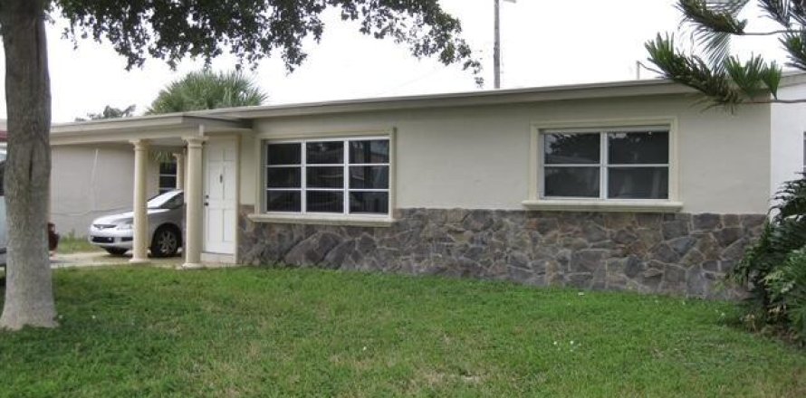 House in Lake Worth, Florida 3 bedrooms, 110.09 sq.m. № 2428182