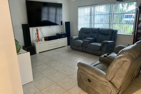 House in Lake Worth, Florida 3 bedrooms, 110.09 sq.m. № 2428182 - photo 4