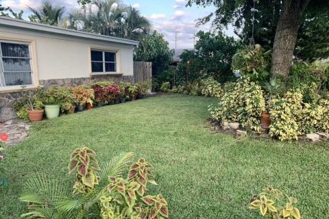 House in Lake Worth, Florida 3 bedrooms, 110.09 sq.m. № 2428182 - photo 2