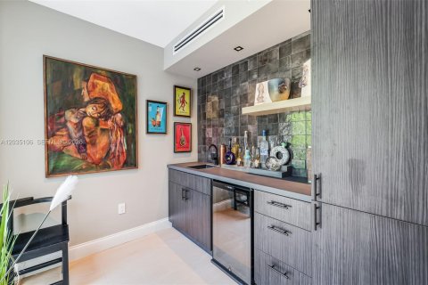 House in Miami, Florida 6 bedrooms, 557.41 sq.m. № 2186122 - photo 4