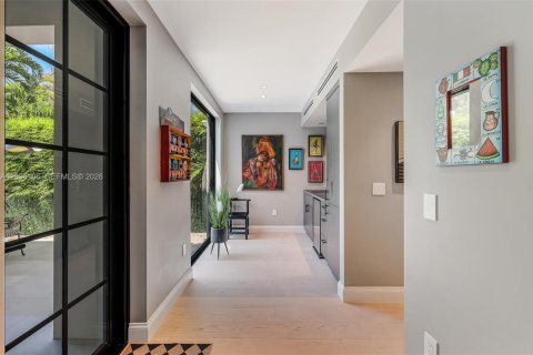 House in Miami, Florida 6 bedrooms, 557.41 sq.m. № 2186122 - photo 2