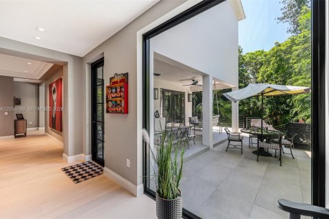 House in Miami, Florida 6 bedrooms, 557.41 sq.m. № 2186122 - photo 3