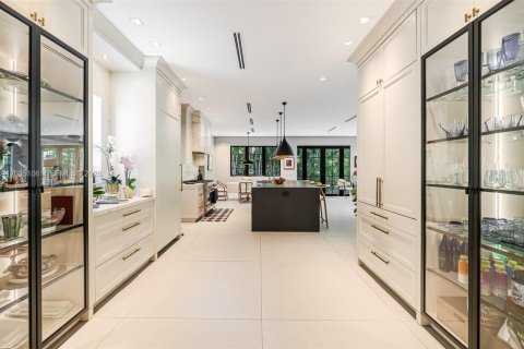 House in Miami, Florida 6 bedrooms, 557.41 sq.m. № 2186122 - photo 7