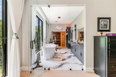 House in Miami, Florida 6 bedrooms, 557.41 sq.m. № 2186122 - photo 20