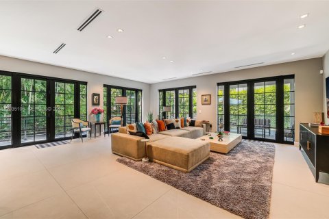 House in Miami, Florida 6 bedrooms, 557.41 sq.m. № 2186122 - photo 15