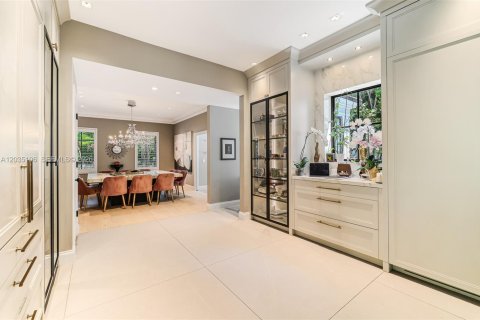 House in Miami, Florida 6 bedrooms, 557.41 sq.m. № 2186122 - photo 8