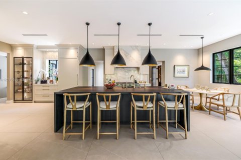 House in Miami, Florida 6 bedrooms, 557.41 sq.m. № 2186122 - photo 10