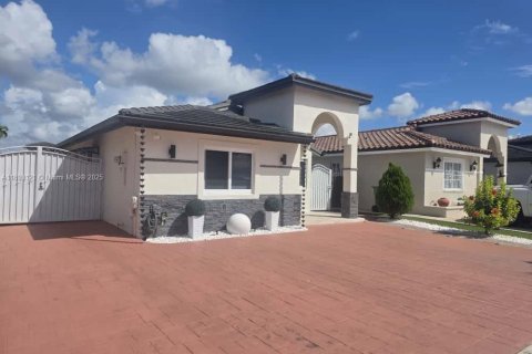 Casa en venta en Hialeah, Florida, 3 dormitorios, 111.02 m2 № 1946723 - foto 2