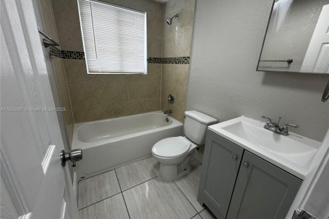 Appartement à louer à Opa-locka, Floride: 2 chambres, 85.47 m2 № 1980999 - photo 2