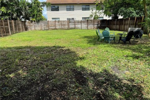 Commercial property in Hollywood, Florida № 1977923 - photo 2