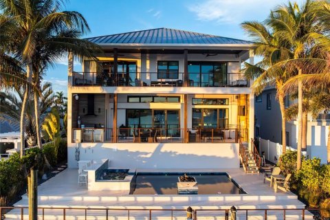 Villa ou maison à louer à Indian Rocks Beach, Floride: 4 chambres, 395.95 m2 № 2139511 - photo 4