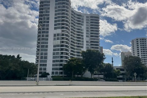 Condo in Aventura, Florida, 2 bedrooms  № 2052973 - photo 24