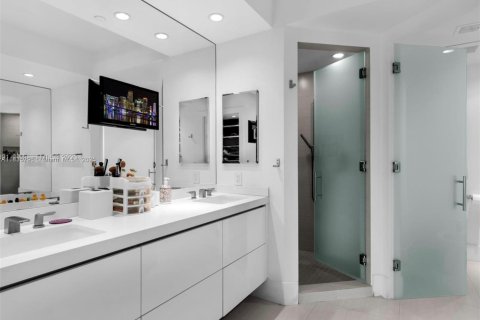 Condo in Key Biscayne, Florida, 3 bedrooms  № 1819734 - photo 23