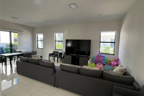Villa ou maison à vendre à Doral, Floride: 4 chambres, 202.16 m2 № 1944056 - photo 3
