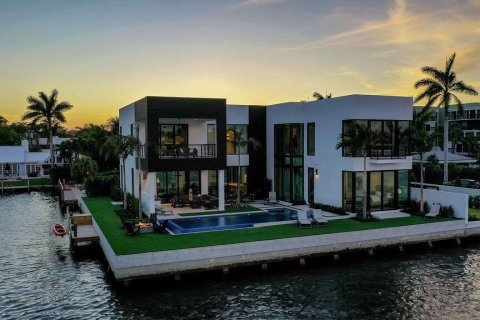 House in Delray Beach, Florida 5 bedrooms, 422.24 sq.m. № 1227694 - photo 1