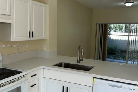 Townhouse in Pembroke Pines, Florida 2 bedrooms, 95.13 sq.m. № 1992047 - photo 9