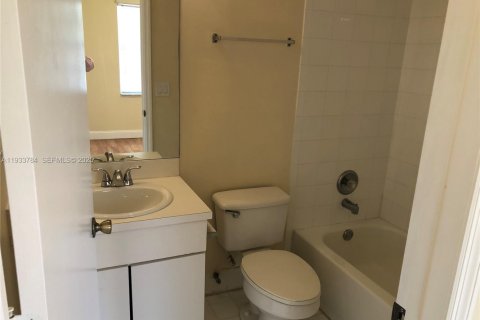 Townhouse in Pembroke Pines, Florida 2 bedrooms, 95.13 sq.m. № 1992047 - photo 16