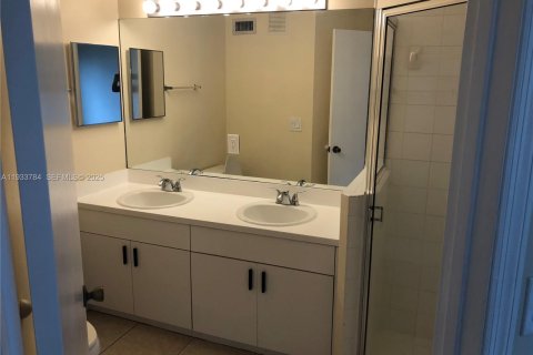 Townhouse in Pembroke Pines, Florida 2 bedrooms, 95.13 sq.m. № 1992047 - photo 19