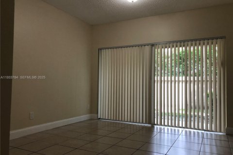 Townhouse in Pembroke Pines, Florida 2 bedrooms, 95.13 sq.m. № 1992047 - photo 7