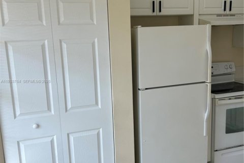 Townhouse in Pembroke Pines, Florida 2 bedrooms, 95.13 sq.m. № 1992047 - photo 11