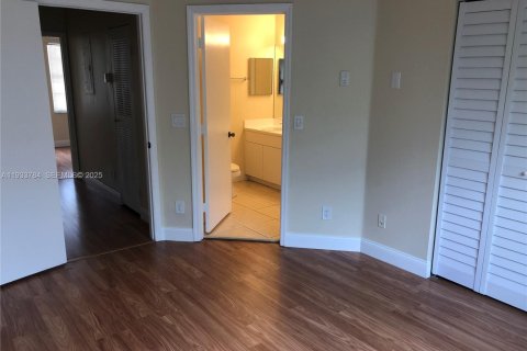 Townhouse in Pembroke Pines, Florida 2 bedrooms, 95.13 sq.m. № 1992047 - photo 18