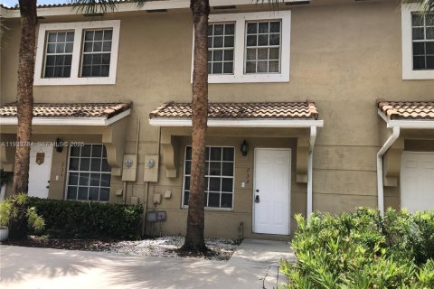 Townhouse in Pembroke Pines, Florida 2 bedrooms, 95.13 sq.m. № 1992047 - photo 3