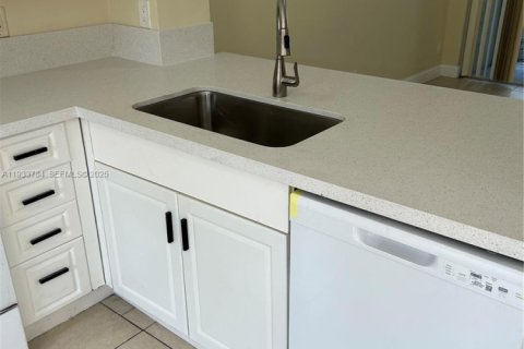 Townhouse in Pembroke Pines, Florida 2 bedrooms, 95.13 sq.m. № 1992047 - photo 10