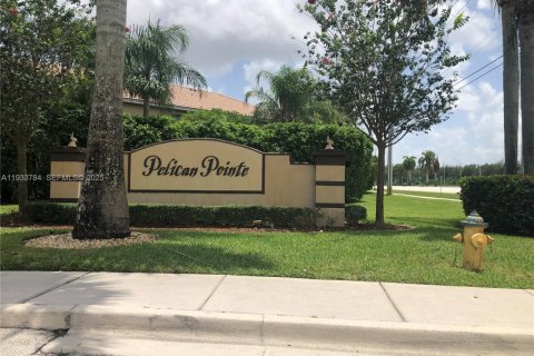 Townhouse in Pembroke Pines, Florida 2 bedrooms, 95.13 sq.m. № 1992047 - photo 1