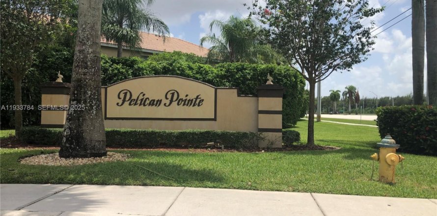 Townhouse in Pembroke Pines, Florida 2 bedrooms, 95.13 sq.m. № 1992047
