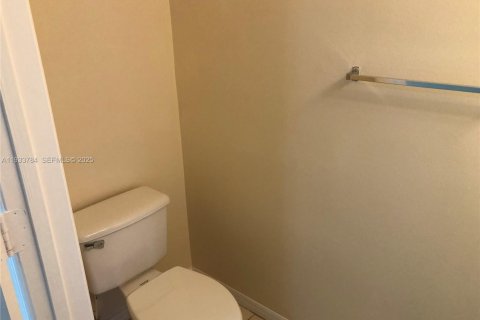 Townhouse in Pembroke Pines, Florida 2 bedrooms, 95.13 sq.m. № 1992047 - photo 21