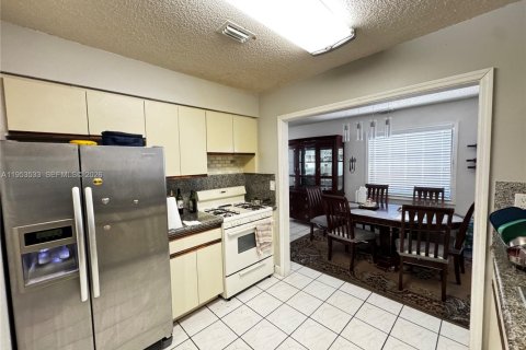 House in Miami, Florida 3 bedrooms, 120.4 sq.m. № 2010709 - photo 6