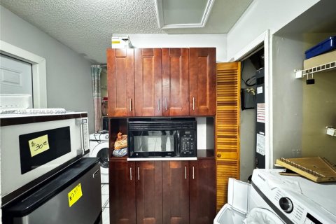 House in Miami, Florida 3 bedrooms, 120.4 sq.m. № 2010709 - photo 12