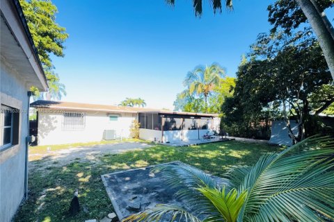 House in Miami, Florida 3 bedrooms, 120.4 sq.m. № 2010709 - photo 15