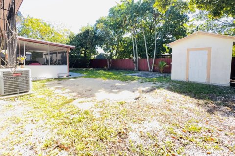 House in Miami, Florida 3 bedrooms, 120.4 sq.m. № 2010709 - photo 14