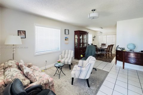 House in Miami, Florida 3 bedrooms, 120.4 sq.m. № 2010709 - photo 3